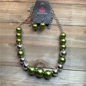 ❄️ Paparazzi | Bold Green and Silver Necklace Set